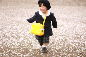 走る男の子