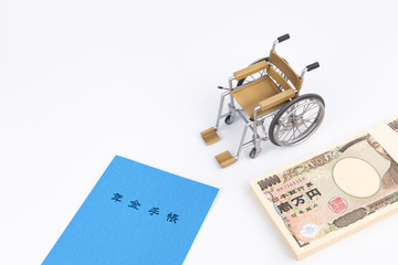年金手帳と車椅子と現金