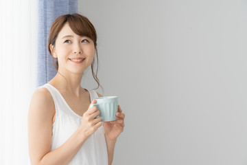 女性　白ワンピース