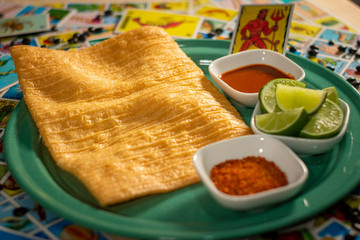 Botana tradicional mexicana durito chicharrón con chile limón y sal adornado con juego de lotería mexicana