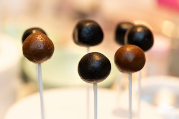 Moderne Cakepops mit Schokolade / Cany Melts überzug dekoriert mit Zuckerstreusel Kuchen am Stiel Fondant Dekoration