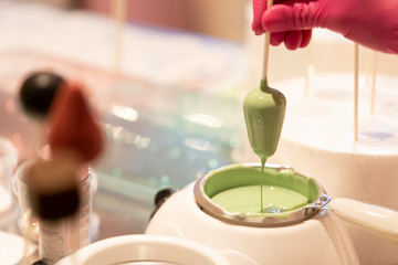 Moderne Cakepops mit Schokolade / Cany Melts überzug dekoriert mit Zuckerstreusel Kuchen am Stiel Fondant Dekoration