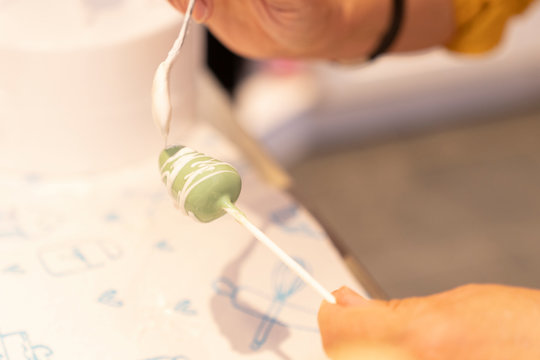 Moderne Cakepops mit Schokolade / Cany Melts &uuml;berzug dekoriert mit Zuckerstreusel Kuchen am Stiel Fondant Dekoration