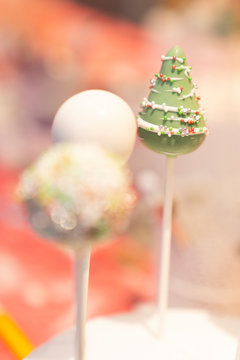 Moderne Cakepops mit Schokolade / Cany Melts &uuml;berzug dekoriert mit Zuckerstreusel Kuchen am Stiel Fondant Dekoration