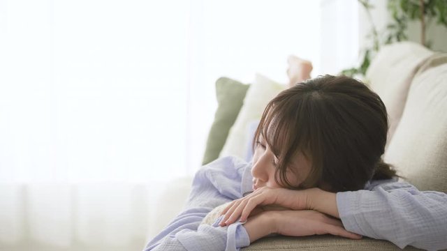 ソファーで眠る女性