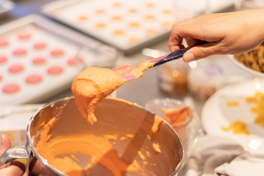 Bunte Macarons mit leckerer Frucht und Knusper Karamell Creme gef&uuml;llt Dekoriert mit essbaren Bl&uuml;ten und Glitzerpuder