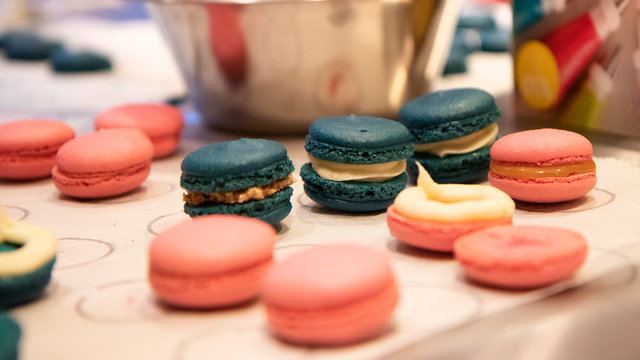 Bunte Macarons mit leckerer Frucht und Knusper Karamell Creme gef&uuml;llt Dekoriert mit essbaren Bl&uuml;ten und Glitzerpuder