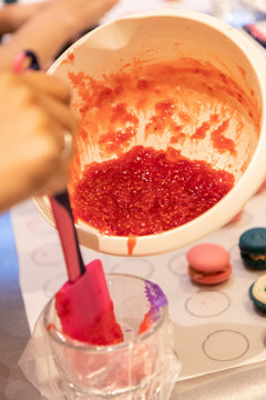 Bunte Macarons mit leckerer Frucht und Knusper Karamell Creme gef&uuml;llt Dekoriert mit essbaren Bl&uuml;ten und Glitzerpuder