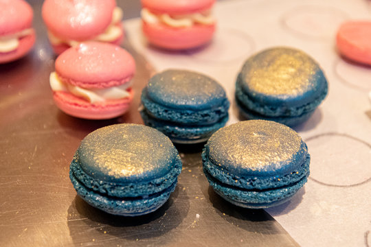 Bunte Macarons mit leckerer Frucht und Knusper Karamell Creme gef&uuml;llt Dekoriert mit essbaren Bl&uuml;ten und Glitzerpuder