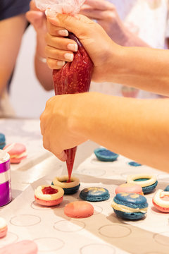 Bunte Macarons mit leckerer Frucht und Knusper Karamell Creme gef&uuml;llt Dekoriert mit essbaren Bl&uuml;ten und Glitzerpuder