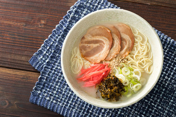 熱々の豚骨ラーメンの俯瞰撮影