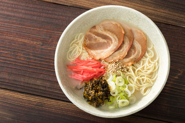 熱々の豚骨ラーメンの俯瞰撮影