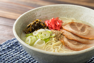 熱々の豚骨ラーメンのアップ