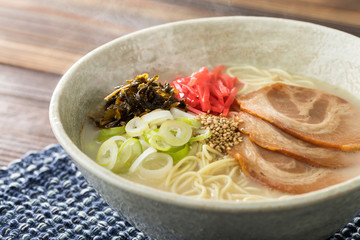 ほんわか湯気の立つ、熱々の豚骨ラーメンのアップ