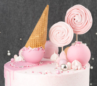 Faultline Drip Cake Buttercreme Torte Kuchen mit pinken Zuckerstreusel Eis Lollipops Kugeln