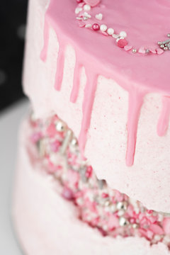 Faultline Drip Cake Buttercreme Torte Kuchen mit pinken Zuckerstreusel Eis Lollipops Kugeln