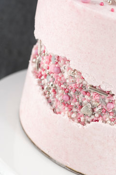 Faultline Drip Cake Buttercreme Torte Kuchen mit pinken Zuckerstreusel Eis Lollipops Kugeln