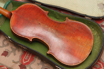 Obraz premium Broken antique red violin for restoration with damage