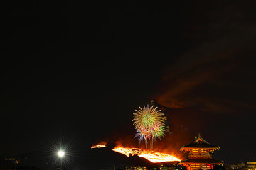 朱雀門から鑑賞する若草山焼きと花火
