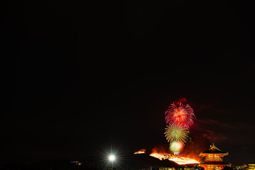 朱雀門から鑑賞する若草山焼きと花火