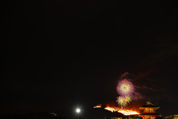 朱雀門から鑑賞する若草山焼きと花火