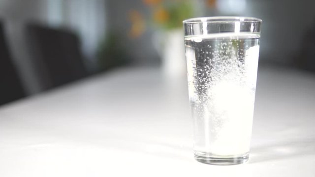 Brausetablette im Wasser aufl&ouml;sen 