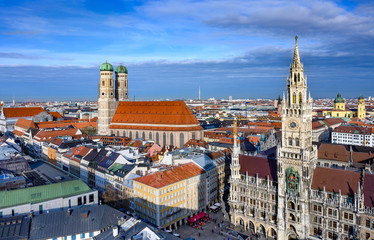 Obraz premium Panoramic view of Frauenkirche and Marienplatz in Munich, Germany.