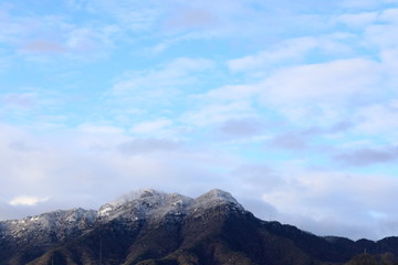 Obraz premium 눈 덮인 산 정상이 보이는 아름다운 풍경