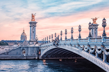 Brücke Alexandre III in Paris bei Sonnenuntergang