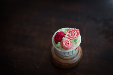 Beautiful cup cakes flowers from butter cream, in red and pink colour. Suitable for Birthday, Anniversary, Valentine Day and festive. selective focus
