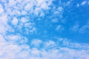 Fototapeta premium Blue sky with white clouds - spotty textured background