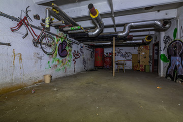 fahrraeder und graffiti in einem heizhaus von einer fabrik