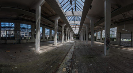 leere hohe hallen aus beton panorama