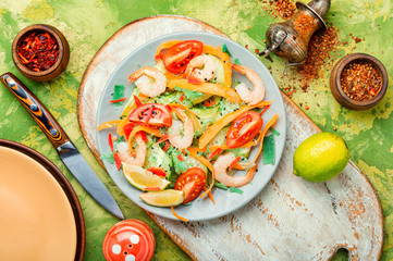 Salad with shrimp and vegetables