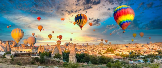 Fototapete Ballon Bunte Heißluftballons fliegen über Feenkamine in Nevsehir, Göreme, Kappadokien, Türkei. Heißluftballonflug in der spektakulären Kappadokien-Türkei.