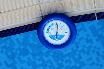  Water thermometer in the pool. What is the optimum temperature?