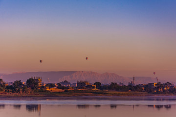 Heissluftballons über dem Tal der Könige in Ägypten - 321636096