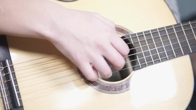 M&auml;dchen spielt Gitarre 