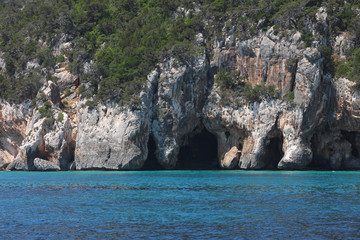 La costa del Golfo di Orosei vicino alla bellissima Cala Luna, la prima delle bellissime spiagge raggiungibili in barca da Cala Gonone, in Sardegna.