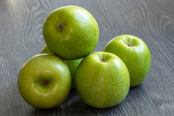 Pommes Granny Smith sur fond de bois