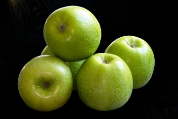 Pommes Granny Smith  sur fond noir