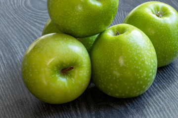 Pommes Granny Smith sur fond de bois