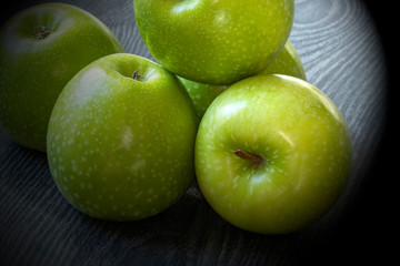 Pommes Granny Smith  sous faisceau lumineux 