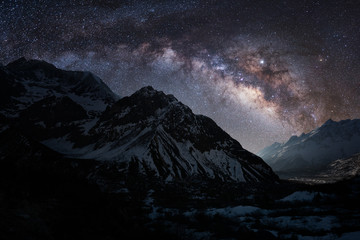 Nachtlandschap van de Himalaya met de kleurrijke Melkweg vol sterren. Manaslu-trektocht in Nepal.