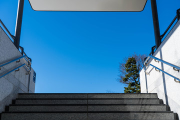 建物の隙間からみた青空