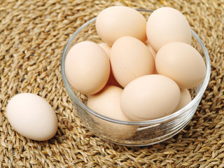 the brown Eggs in hay background