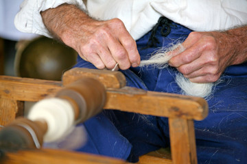 manos viejas tejiendo lana de oveja país vasco IMG_1544-as20