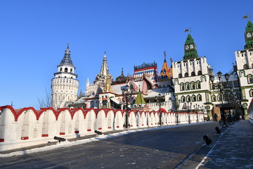 Obraz premium winter frosty morning overlooking the main entrance with an old fortress bridge
