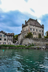 Obraz premium YVOIRE, FRANCE Vue sur le château d'Yvoire dans le village médiéval d'Yvoire sur les rives du lac Léman en Haute-Savoie, France.