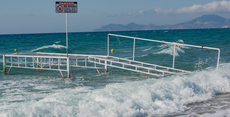 Defekte Badestelle mit Wellen überspült bei Sturm im Mittelmeer, auf Kos Griechenland 
